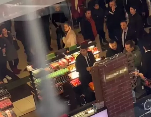 Armağan Çağlayan AVM çalışanlarına bağırdı!